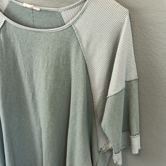 Easel Green White Stripe Textured Flowy 3/4 Sleeve Top Medium - Picture 4 of 8